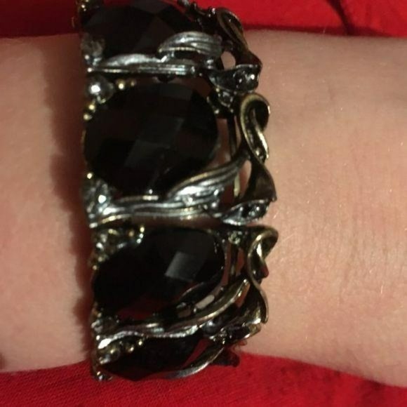 Silver tone bracelet with‎ black jewels. - Picture 1 of 4